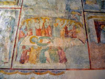 Tra gli episodi mariani a spiccare � la centrale dormitio virginis (il sonno della vergine). La Madonna distesa nei suoi candidi abiti e con le braccia incrociate � attorniata da uno stuolo di santi nella parte superiore e sorretta da quelli che sembrano paggi inginocchiati